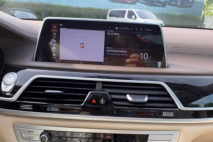 Các tính năng đặc biệt bao gồm hiển thị thông tin trên kính chắn gió; chức năng ra lệnh bằng cử chỉ; chức năng hỗ trợ đỗ xe với camera 360o thông minh; hệ thống giám sát áp suất lốp; và đèn trước LED thích ứng. Trên những phiên bản Pure Excellence, danh sách này còn bổ sung thêm đèn trước BMW Laserlight, chìa khóa tích hợp màn hình cảm ứng và hỗ trợ đỗ xe từ xa. 