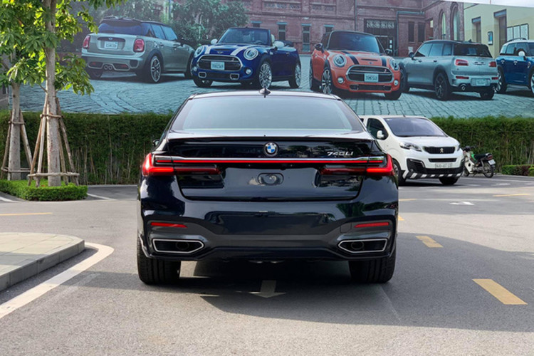 BMW 740Li M Sport dùng động cơ I6 TwinPower Turbo dung tích 3.0 lít, sản sinh ra công suất 340 Hp tại 5.500 – 6.500 vòng/phút và mô-men xoắn cực đại 450 Nm tại dải vòng tua 1.500 – 5.200 vòng/phút.. Tất cả đều kết hợp cùng hộp số tự động 8 cấp và hệ dẫn động cầu sau.