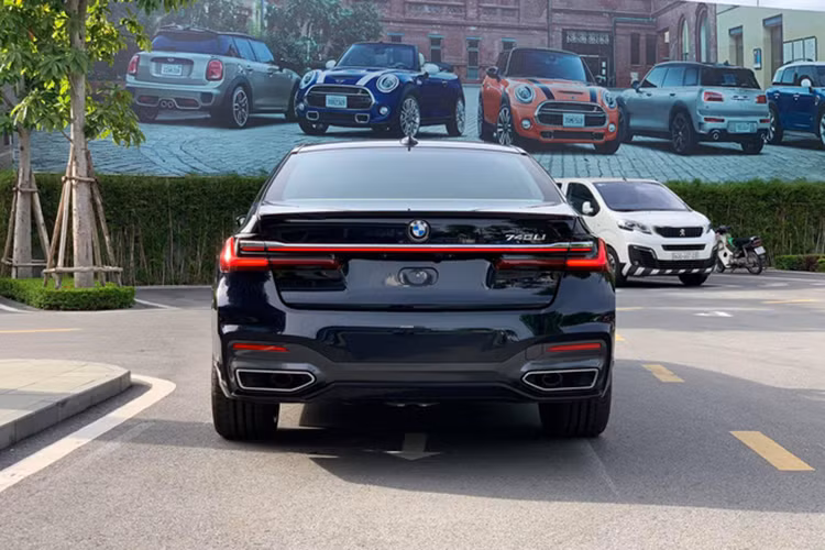 BMW 740Li M Sport dùng động cơ I6 TwinPower Turbo dung tích 3.0 lít, sản sinh ra công suất 340 Hp tại 5.500 – 6.500 vòng/phút và mô-men xoắn cực đại 450 Nm tại dải vòng tua 1.500 – 5.200 vòng/phút.. Tất cả đều kết hợp cùng hộp số tự động 8 cấp và hệ dẫn động cầu sau.