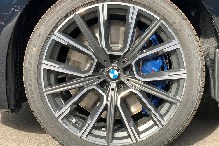 Là đặc điểm độc quyền chỉ có trên các mẫu xe flagship của BMW, dải đèn LED sắc mỏng nối liền giữa 2 cụm đèn hậu LED 3D là lời khẳng định cho đẳng cấp của Series 7. Cản sau trên các phiên bản M Sport thiết kế hầm hố với ống xả được bố trí ở hai bên.