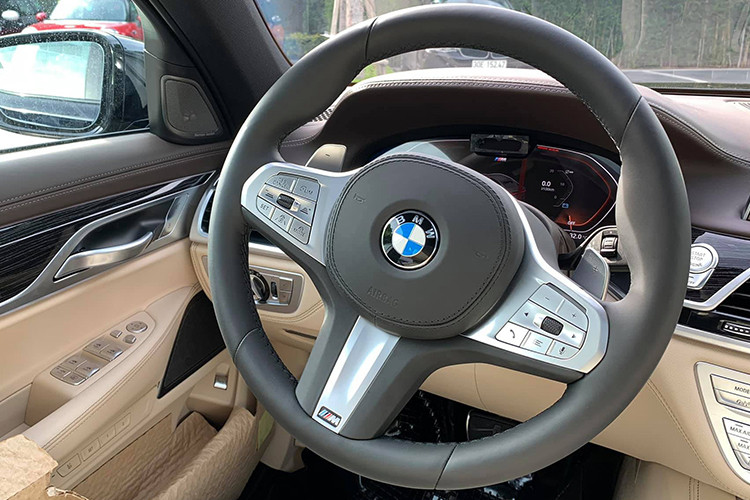 BMW 740Li M Sport sẽ đi cùng chức năng sưởi, làm mát và massage cho cả ghế trước và sau; ghế thương gia phía sau với đệm đỡ chân; cửa sổ trời Panorama với 15000 điểm sáng LED; màn hình giải trí cho hàng ghế sau; máy tính bảng Touch Command điều khiển các chức năng trên xe; tủ lạnh tích hợp sau bệ tỳ tay; cùng dàn âm thanh vòm Harman Kardon hoặc Bowers &amp; Wilkins.