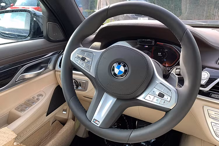 BMW 740Li M Sport sẽ đi cùng chức năng sưởi, làm mát và massage cho cả ghế trước và sau; ghế thương gia phía sau với đệm đỡ chân; cửa sổ trời Panorama với 15000 điểm sáng LED; màn hình giải trí cho hàng ghế sau; máy tính bảng Touch Command điều khiển các chức năng trên xe; tủ lạnh tích hợp sau bệ tỳ tay; cùng dàn âm thanh vòm Harman Kardon hoặc Bowers &amp; Wilkins.