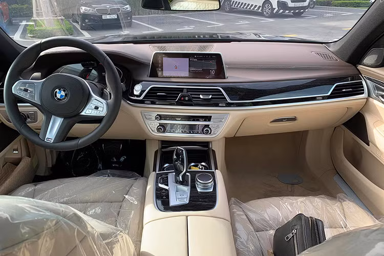 Nội thất của BMW Series 7 mới sở hữu không gian tinh tế thượng hạng. Khả năng cách âm của Series 7 tiếp tục được đẩy lên một tầm cao mới nhờ bổ sung vật liệu cách âm, đặc biệt ở toàn bộ các cửa kính quanh xe với độ dày tăng lên đáng kể, hơn nữa còn có tính cách nhiệt và phản xạ tia hồng ngoại. Các bề mặt và chất liệu nội thất cũng được chú trọng đặc biệt với ghế da Nappa và trần xe Alcantara. 