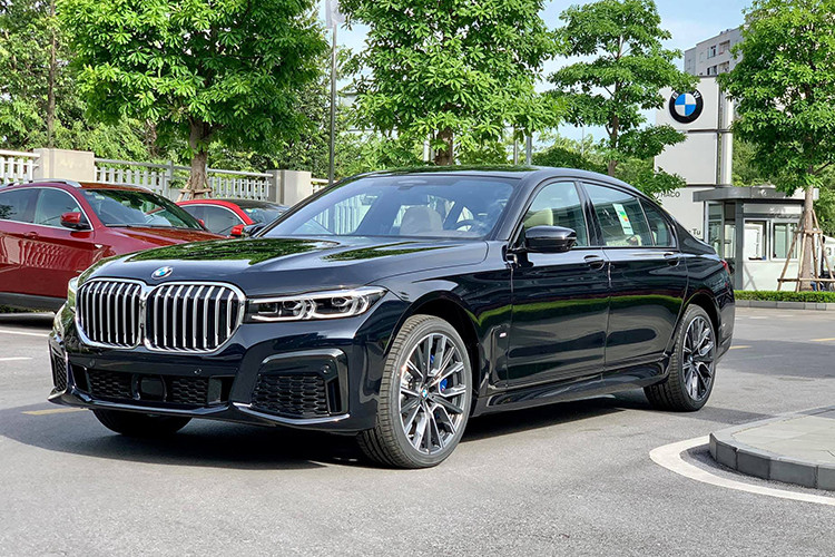 Cũng giống như phiên bản BMW 730Li 2020 mới đang có mặt tại Việt Nam, biến thể M Sport của BMW 740Li có ngoại hình và nội thất được trang bị theo phong cách xe thể thao chính hãng. Tuy nhiên trang bị trên dòng xe 740Li sẽ nhiều tiện nghi hơn so với 730Li.