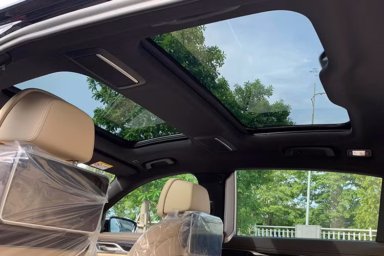 Đặc biệt, hiện nay Series 7 là dòng xe sedan hạng sang duy nhất tại Việt Nam sở hữu Hệ thống đánh lái bánh sau Integral Active Steering. Tùy thuộc vào vận tốc xe di chuyển, hệ thống sẽ điều khiển hai bánh sau chuyển hướng cùng chiều hoặc ngược chiều với hai bánh trước.