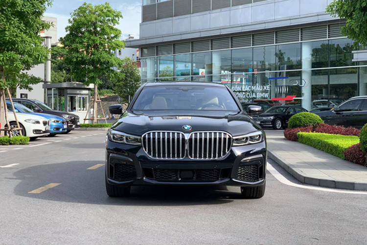 Hiện chưa rõ giá xe BMW 740Li M Sport 2020 chính hãng tại Việt Nam. Mức giá cho BMW 740Li mới tại thị trường Việt nam hiện đang được Thaco chào bán với mức 5,599 tỷ đồng, xe nhập khẩu nguyên chiếc.