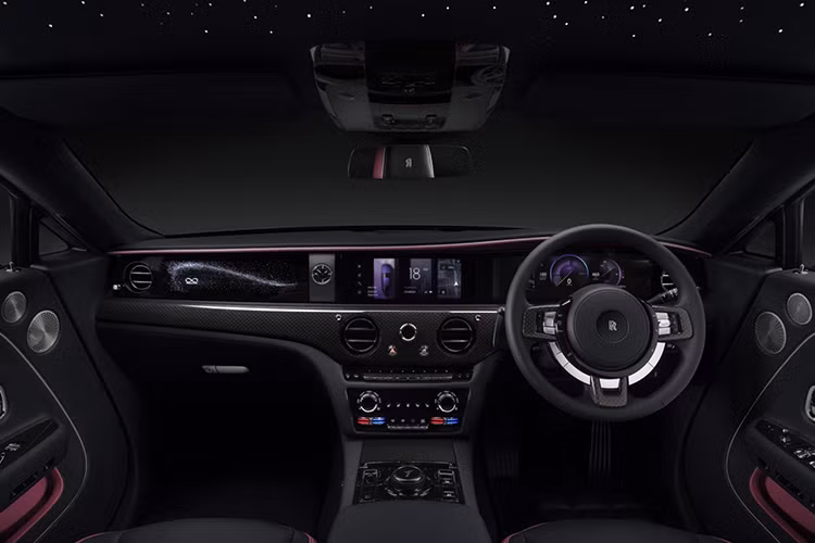 Hệ thống đèn Starlight Door mô phỏng lại các ngôi sao trên bầu trời đêm tại nhà máy Rolls-Royce ở Goodwood, Anh. Hai màn hình điện tử cỡ lớn đặt sau tay lái và là màn hình trung tâm. Cửa đóng/mở điện. 