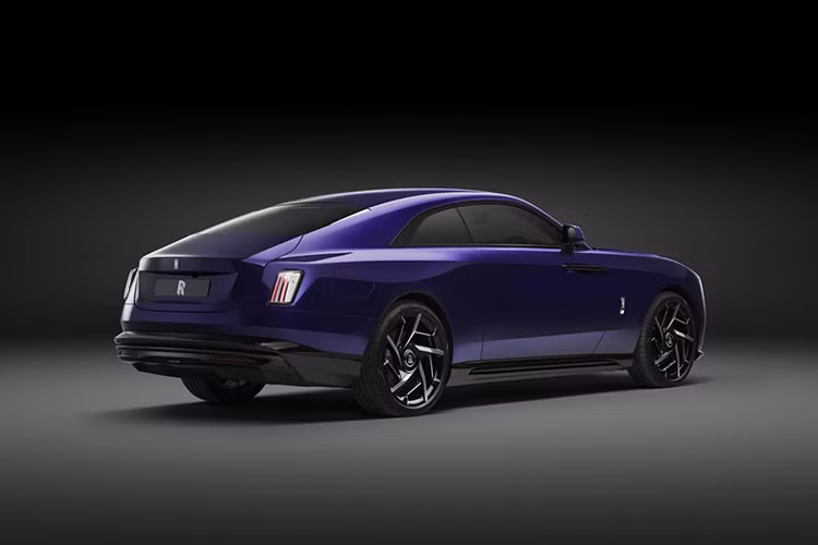 Hệ khung gầm của Rolls-Royce Black Badge Spectre được cải tiến để đảm bảo tương thích công suất mạnh mẽ. Vô lăng được tinh chỉnh độ nặng mang đến cảm giác chắc tay hơn. Hệ thống chống lật cũng được nâng cấp nhằm mang đến độ phản hồi tốt hơn và ổn định hơn cho các thao tác đánh lái.