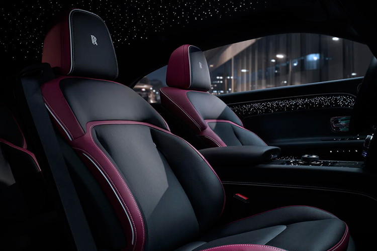 Về mặt vận hành, Rolls-Royce Spectre Black Badge sử dụng mô-tơ đôi dẫn động 2 cầu cho tổng công suất 650 mã lực, mô-men xoắn 1.075 Nm, cao hơn bản tiêu chuẩn lần lượt 73 mã lực và 175 Nm. Tuy nhiên mức công suất đó chỉ đạt được khi người dùng chọn chế độ vận hành Infinity Mode.