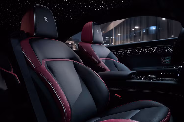 Về mặt vận hành, Rolls-Royce Spectre Black Badge sử dụng mô-tơ đôi dẫn động 2 cầu cho tổng công suất 650 mã lực, mô-men xoắn 1.075 Nm, cao hơn bản tiêu chuẩn lần lượt 73 mã lực và 175 Nm. Tuy nhiên mức công suất đó chỉ đạt được khi người dùng chọn chế độ vận hành Infinity Mode.
