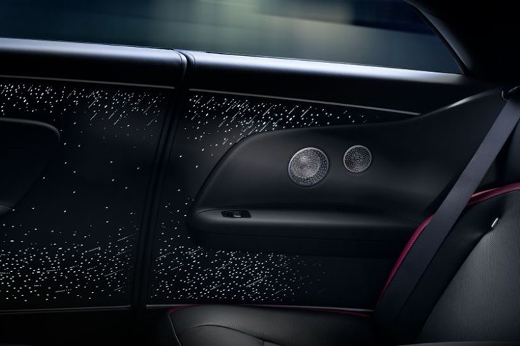 Ngoài ra, biểu tượng vô cực cũng được thêu vào phần da 'Waterfall' tại hàng ghế sau. Tại bảng đồng hồ taplo phía trước, khách hàng có thể tùy chỉnh màu sắc của các thông số kỹ thuật với năm chủ đề: Vivid Grellow, Neon Nights, Cyan Fire, Ultraviolet và Synth Wave thông qua ứng dụng SPIRIT.