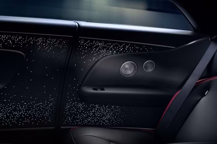 Ngoài ra, biểu tượng vô cực cũng được thêu vào phần da 'Waterfall' tại hàng ghế sau. Tại bảng đồng hồ taplo phía trước, khách hàng có thể tùy chỉnh màu sắc của các thông số kỹ thuật với năm chủ đề: Vivid Grellow, Neon Nights, Cyan Fire, Ultraviolet và Synth Wave thông qua ứng dụng SPIRIT.