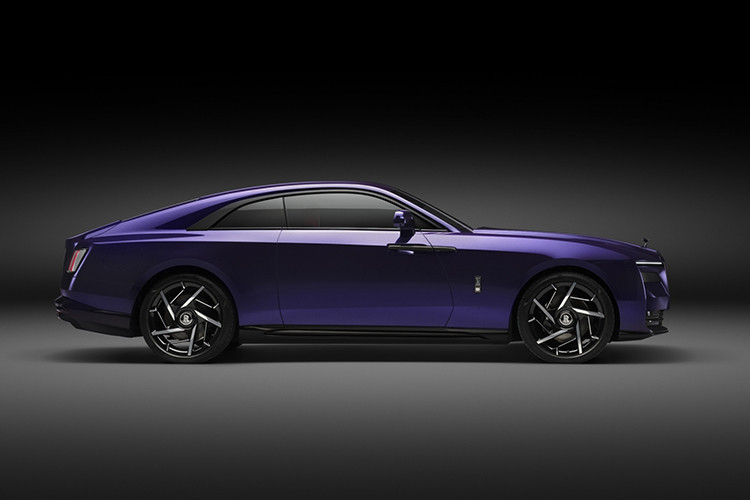 Điểm nổi bật của phiên bản Rolls-Royce Spectre Black Badge siêu sang chạy điện này là màu sơn Vapour Violet, một sắc tím huyền bí lấy cảm hứng từ văn hóa câu lạc bộ thập niên 1980 và 1990. 