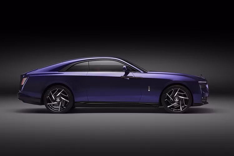 Điểm nổi bật của phiên bản Rolls-Royce Spectre Black Badge siêu sang chạy điện này là màu sơn Vapour Violet, một sắc tím huyền bí lấy cảm hứng từ văn hóa câu lạc bộ thập niên 1980 và 1990. 