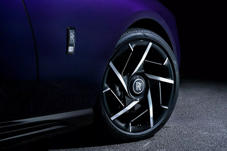 Đối với chế độ lái Spirited Mode sẽ giải phóng mô-men xoắn tối đa giúp xe tăng tốc tức thời vượt trội hơn. Khi kích hoạt, Rolls-Royce Spectre Black Badge có thể tăng tốc 0-96 km/h trong 4,1 giây, nhanh hơn 0,3 giây so với Spectre tiêu chuẩn.