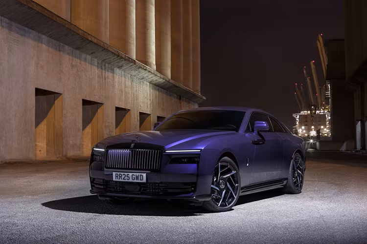 Chia sẻ về sự ra mắt của Rolls-Royce Spectre Black Badge 2025 mới, ông Chris Brownridge – Giám đốc điều hành Rolls-Royce Motor Cars, khẳng định đây là một trong những tuyên ngôn mạnh mẽ nhất mà hãng từng thực hiện về sức mạnh và mục đích. Theo ông, chiếc xe này được tạo ra dành cho những khách hàng táo bạo, không ngại thể hiện cá tính và luôn đòi hỏi sự hoàn hảo trong từng chi tiết. 