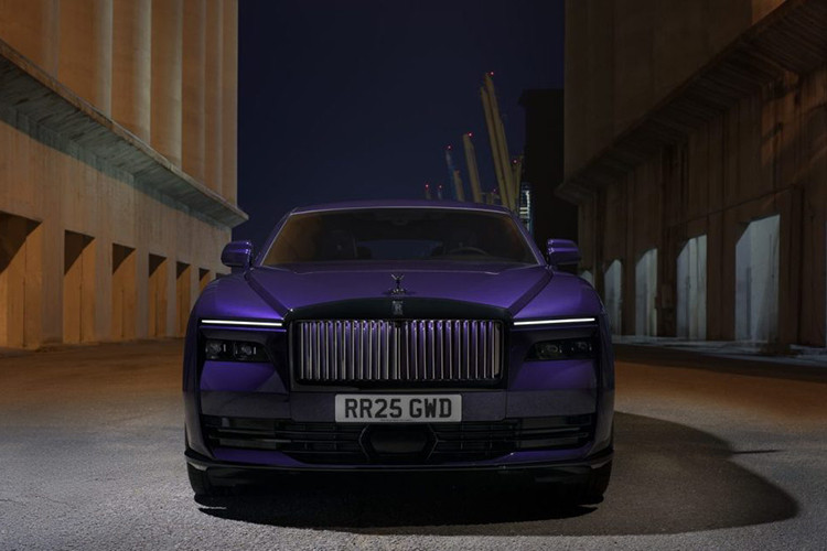 Về thiết kế, xe siêu sang điện Rolls-Royce Black Badge Spectre sở hữu lưới tản nhiệt Pantheon phát sáng mới, gồm nhiều tùy chọn màu sắc khác nhau như tím Tailored Purple, xanh Charles Blue, xanh Chartreuse, vàng Forge Yellow và xanh Turchese.