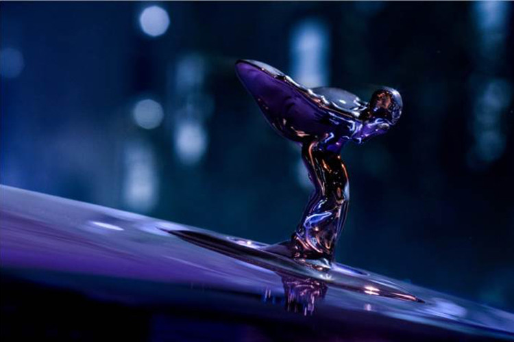 Dù là xe thuần điện, nhưng Spectre lại sở hữu lưới tản nhiệt kích thước lớn nhất từ trước tới nay, góp phần giảm hệ số cản gió còn 0,25 Cd. Logo "thiếu phụ bay" ở đầu xe cũng được tái thiết kế với phần đầu gối làm cong hơn, giúp chiều cao logo giảm xuống nhằm tối ưu tính khí động học. Sự thay đổi nhỏ này cần đến 830 giờ nghiên cứu trong hầm gió khí động học.