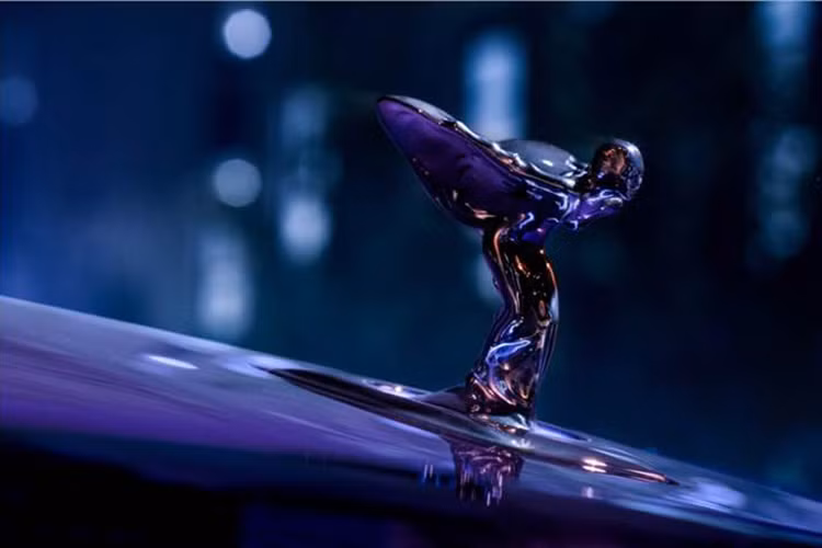 Dù là xe thuần điện, nhưng Spectre lại sở hữu lưới tản nhiệt kích thước lớn nhất từ trước tới nay, góp phần giảm hệ số cản gió còn 0,25 Cd. Logo "thiếu phụ bay" ở đầu xe cũng được tái thiết kế với phần đầu gối làm cong hơn, giúp chiều cao logo giảm xuống nhằm tối ưu tính khí động học. Sự thay đổi nhỏ này cần đến 830 giờ nghiên cứu trong hầm gió khí động học.