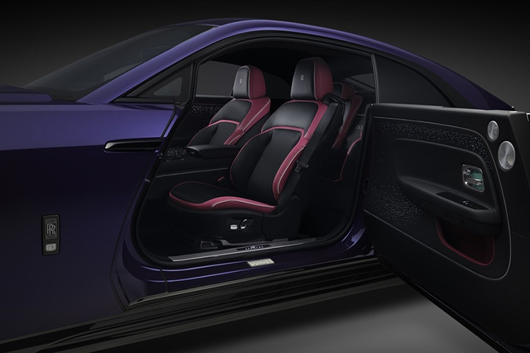 Bên trong khoang lái, Rolls-Royce Spectre Black Badge có biểu tượng vô cực bên ghế hành khách và có thể phát sáng vào buổi tối. Giao diện tối màu tổng thể và ốp gỗ Bolivar tại táp lô khắc họa tiết kim cương làm điểm nhấn khác biệt so với bản tiêu chuẩn. Ngoài ra, tổng thể thiết kế vẫn giữ nguyên so với bản thường.