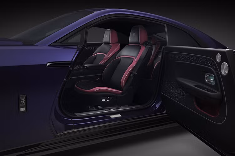 Bên trong khoang lái, Rolls-Royce Spectre Black Badge có biểu tượng vô cực bên ghế hành khách và có thể phát sáng vào buổi tối. Giao diện tối màu tổng thể và ốp gỗ Bolivar tại táp lô khắc họa tiết kim cương làm điểm nhấn khác biệt so với bản tiêu chuẩn. Ngoài ra, tổng thể thiết kế vẫn giữ nguyên so với bản thường.