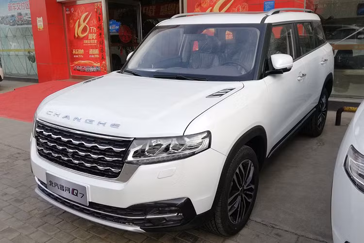 Sau hàng loạt các sản phẩm "nhái" như Landwind X7, Zotye T800..., khiến Land Rover phải đau đầu thì mới đây, lại thêm chiếc xe SUV BAIC Changhe Q7 mới của thương hiệu ôtô Trung Quốc từng được giới thiệu vào năm 2017 lại chính thức được tung ra một số thị trường Đông Nam Á. Chiếc xe này mang đậm phong cách xe SUV Range Rover Sport.