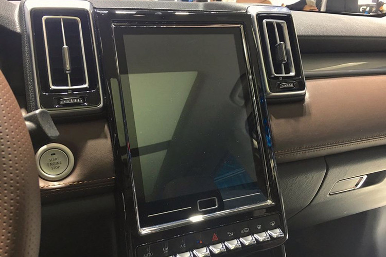 Xe sử dụng nội thất với da nâu, gỗ giả. Các nút bấm và lỗ thông hơi máy lạnh được bố trí khá giống với chiếc xe SUV hạng sang Range Rover Sport. Ngay cả các chi tiết bên trong cũng cố làm giống xe sang, nhưng độ hoàn thiện thì chỉ ở mức độ hạng trung không được mượt mà.