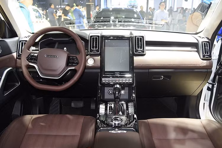 Nội thất chiếc SUV cũng tương đồng với nhiều loại xe khác đến từ thương hiệu ôtô Trung Quốc đình đám đang được bán ra tại Việt Nam. Vô-lăng xe là loại hai chấu lạ lẫm, hơi giống Kia Morning và Peugeot mới. Màn hình trung tâm đặt giữa nằm dọc thường được ví von làn “màn hình Tesla”.