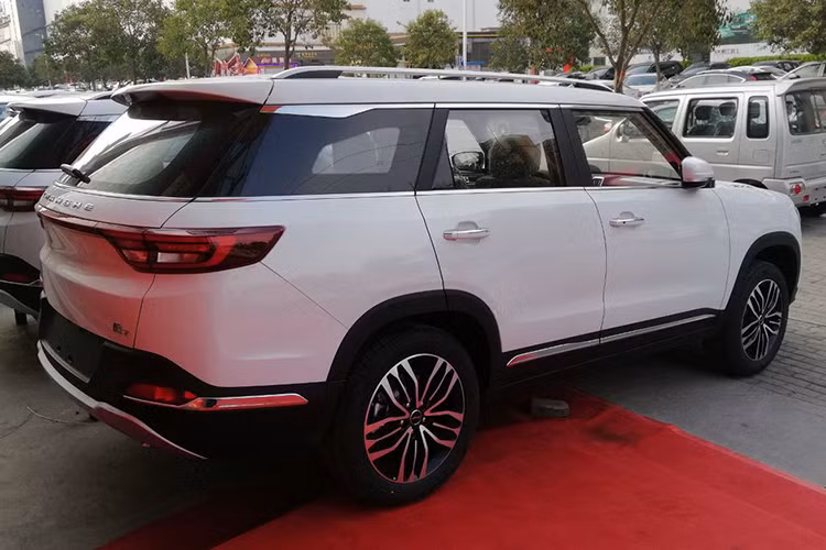 Cụm đèn hậu của của mẫu xe nhái Range Rover này bị đánh giá là xấu hơn so với những phiên bản từng bị "đạo" phong cách xe sang tại Trung Quốc. Ngoài việc logo phía sau cùng một vài chi tiết mang phong cách na ná mẫu SUV địa hình hạng sang Anh quốc, cản sau của xe khiến nó "xấu thệm tệ", như bị cắt rời ra khỏi thân xe.