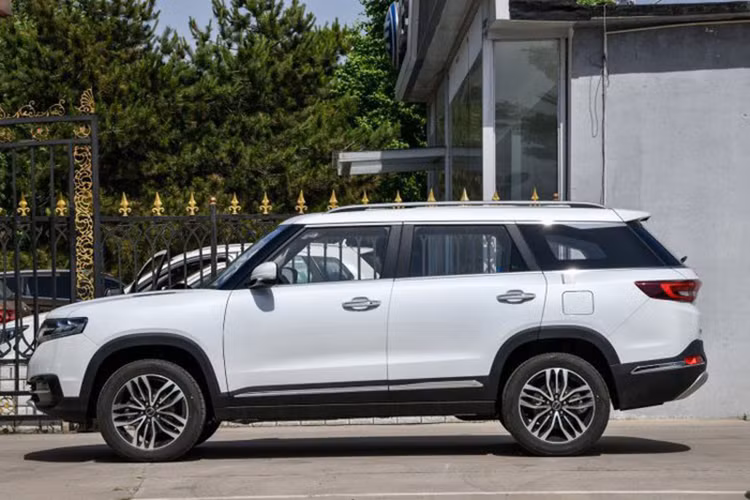 Được phát triển dựa trên cơ sở gầm bệ của mẫu xe Beijing Auto BJ20, xe SUV Changhe Q7 mới sở hữu chiều dài 4.655 mm, rộng 1.855 mm, cao 1.720 mm và chiều dài cơ sở 2.670 mm.