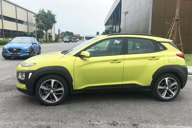 Với đối thủ chính là Ford EcoSport và Honda HR-V 2018, Hyundai Kona mới được nhà sản xuất xe Hàn Quốc kỳ vọng sẽ làm thay đổi cục diện của phân khúc crossover cỡ nhỏ tại thị trường Việt Nam. Đặc biệt là mức giá bán hợp lý của mẫu xe này so với đối thủ, vì là xe lắp ráp trong nước.