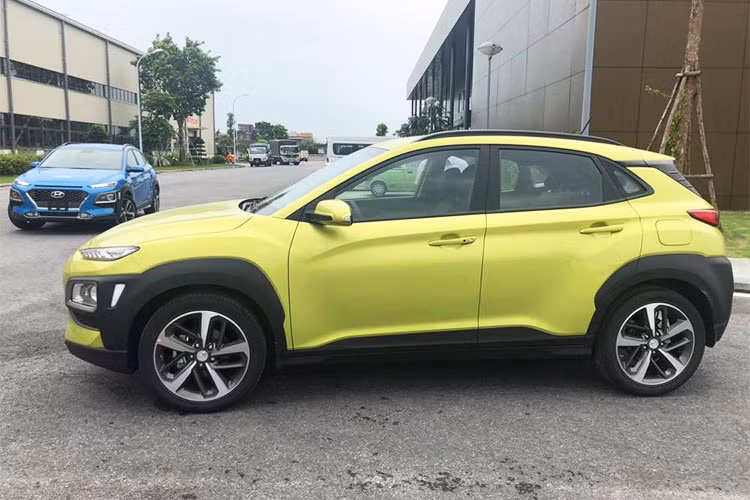 Với đối thủ chính là Ford EcoSport và Honda HR-V 2018, Hyundai Kona mới được nhà sản xuất xe Hàn Quốc kỳ vọng sẽ làm thay đổi cục diện của phân khúc crossover cỡ nhỏ tại thị trường Việt Nam. Đặc biệt là mức giá bán hợp lý của mẫu xe này so với đối thủ, vì là xe lắp ráp trong nước.