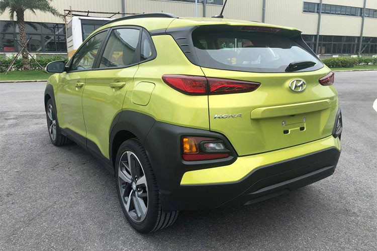 Những hình ảnh mới này cho thấy Hyundai Kona 2018 lắp ráp trong nước không có nhiều khác biệt so với xe sản xuất ở Hàn Quốc. Cụ thể, mẫu xe này vẫn sở hữu chiều dài tổng thể là 4.165 mm, rộng 1.800 mm, cao 1.565 mm cùng chiều dài cơ sở là 2.600 mm