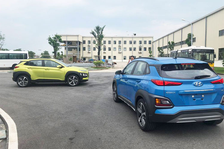 Hyundai Kona 2018 có thân xe khá thấp và rộng. Kết hợp cùng những đường nét thiết kế trẻ trung, hiện đại, xe đem lại cảm giác thể thao, đúng hướng nhắm vào đối tượng khách hàng trẻ. Phần đầu xe chính là lưới tản nhiệt kiểu thác đổ Cascading Grille. Tô điểm thêm vẻ ngoài mạnh mẽ chính là hệ thống đèn chiếu sáng độc đáo dạng LED.