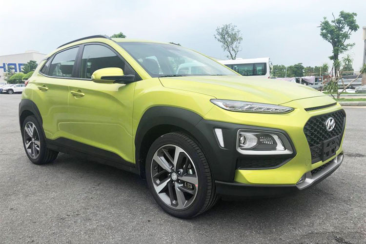 Trang bị an toàn tiêu chuẩn cho xe Kona gồm hỗ trợ phanh (ABS, EBD, BA), cân bằng điện tử, hỗ trợ khởi hành ngang dốc/xuống dốc, cảm biến áp suất lốp, ga tự động (Cruise Control), cảm biến lùi và 6 túi khí... Mức giá xe Hyundai Kona được cho là sẽ dao động trong khoảng trên dưới 600 triệu đồng và bán ra trong tháng 8/2018 này.