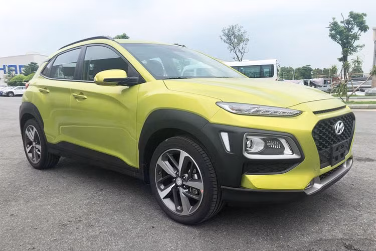 Trang bị an toàn tiêu chuẩn cho xe Kona gồm hỗ trợ phanh (ABS, EBD, BA), cân bằng điện tử, hỗ trợ khởi hành ngang dốc/xuống dốc, cảm biến áp suất lốp, ga tự động (Cruise Control), cảm biến lùi và 6 túi khí... Mức giá xe Hyundai Kona được cho là sẽ dao động trong khoảng trên dưới 600 triệu đồng và bán ra trong tháng 8/2018 này.