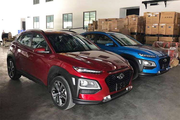 Hyundai Kona 2018 tại Việt Nam sẽ có 3 phiên bản gồm 2.0 AT tiêu chuẩn, 2.0 AT đặc biệt và 1.6 tăng áp turbo. Trong đó, đáng chú ý là phiên bản 1.6 tăng áp turbo được trang bị khối động cơ Gamma 1.6 T-GDI có công suất tối đa 177 mã lực và mô-men xoắn cực đại đạt ngưỡng 265 Nm. Xe sở hữu hộp số ly hợp kép 7 cấp và dẫn động cầu trước.