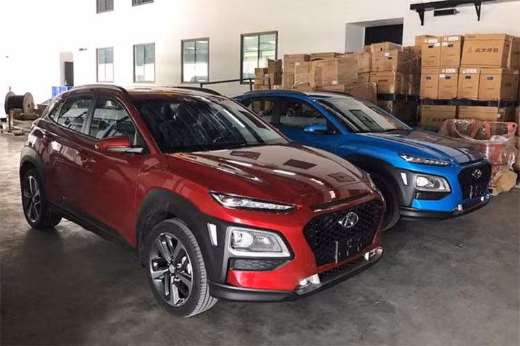 Hyundai Kona 2018 tại Việt Nam sẽ có 3 phiên bản gồm 2.0 AT tiêu chuẩn, 2.0 AT đặc biệt và 1.6 tăng áp turbo. Trong đó, đáng chú ý là phiên bản 1.6 tăng áp turbo được trang bị khối động cơ Gamma 1.6 T-GDI có công suất tối đa 177 mã lực và mô-men xoắn cực đại đạt ngưỡng 265 Nm. Xe sở hữu hộp số ly hợp kép 7 cấp và dẫn động cầu trước.