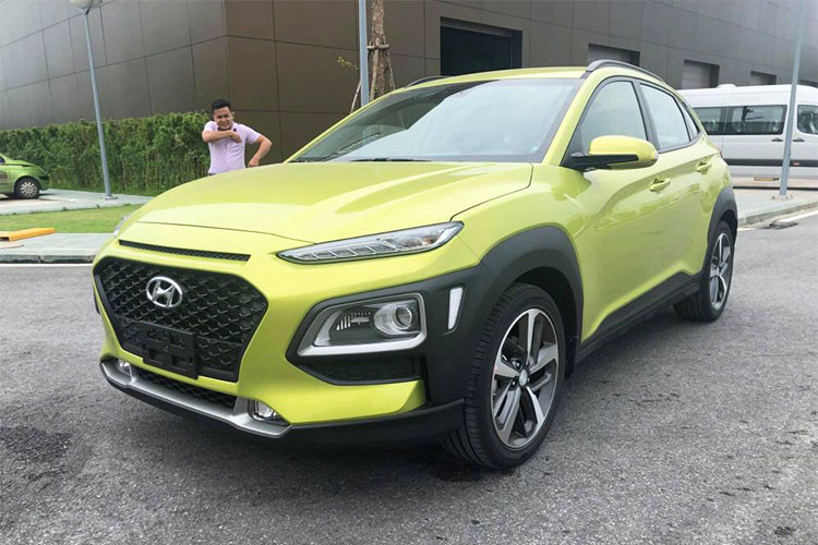 Mẫu xe Hyundai Kona 2018 sẽ là sản phẩm chiến lược của nhà sản xuất Hyundai, khi thay thế cho i20 Active và Creta đã bị ngừng phân phối ở Việt Nam để cạnh tranh trong phân khúc crossover hạng B. Đây là một phân khúc “nóng bỏng” và hiện được nhiều người tiêu dùng quan tâm.