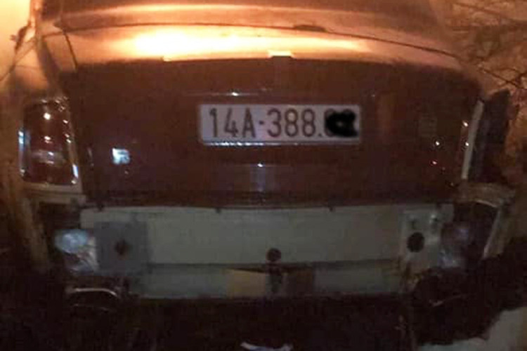 Vào khoảng thời gian trên xe Rolls-Royce Phantom mang BKS: 14A-388.xx do lái xe Trương Thành D. ( SN 1982, tạm trú tại TP. Móng Cái, Quảng Ninh) di chuyển theo hướng Móng Cái - Hạ Long thì bất ngờ mất lái đâm đổ bờ tường rồi bất ngờ bốc cháy.