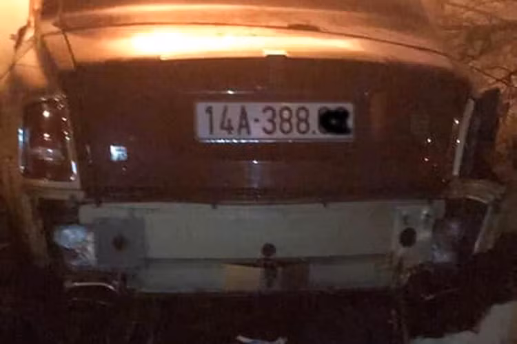 Vào khoảng thời gian trên xe Rolls-Royce Phantom mang BKS: 14A-388.xx do lái xe Trương Thành D. ( SN 1982, tạm trú tại TP. Móng Cái, Quảng Ninh) di chuyển theo hướng Móng Cái - Hạ Long thì bất ngờ mất lái đâm đổ bờ tường rồi bất ngờ bốc cháy.
