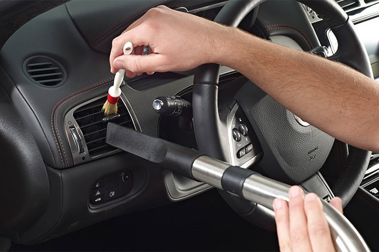 Đối với nội thất xe thường sử dụng ghế bọc da hoặc nỉ nên thường rất dễ bám bụi, ảnh hưởng đến thẩm mỹ cũng như sức khỏe người dùng. Do đó, bạn cần vệ sinh thường xuyên để nội thất xe luôn được sạch sẽ và nâng cao tuổi thọ của các chất liệu sử dụng trong xe.