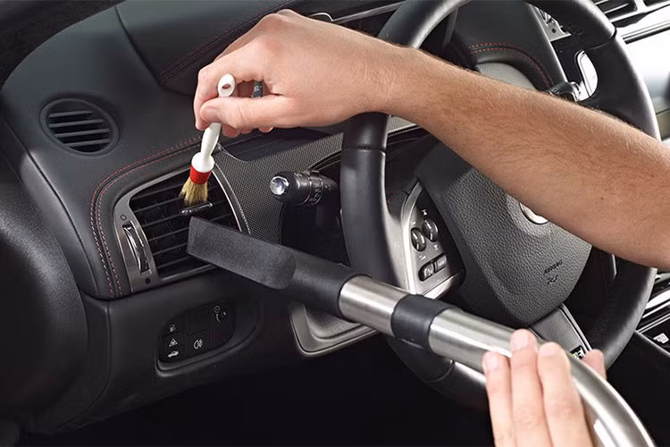 Đối với nội thất xe thường sử dụng ghế bọc da hoặc nỉ nên thường rất dễ bám bụi, ảnh hưởng đến thẩm mỹ cũng như sức khỏe người dùng. Do đó, bạn cần vệ sinh thường xuyên để nội thất xe luôn được sạch sẽ và nâng cao tuổi thọ của các chất liệu sử dụng trong xe.