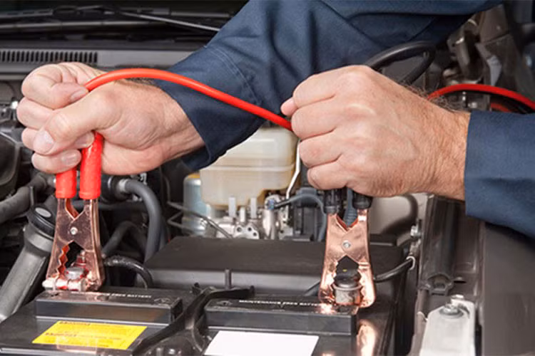 Việc này bạn có thể thực hiện ở nhà với dung dịch baking soda kết hợp với nước để làm sạch các cực trên. Khi nhỏ dung dịch kết hợp với nước sẽ có hiện tượng sủi bọt, đợi hết bọt thì dùng bàn chải đánh sạch. Trong quá trình thực hiện, bạn cần phải đeo găng tay, khẩu trang và kính để tránh bị ảnh hưởng bởi những phản ứng hóa học ảnh hưởng đến sức khỏe.