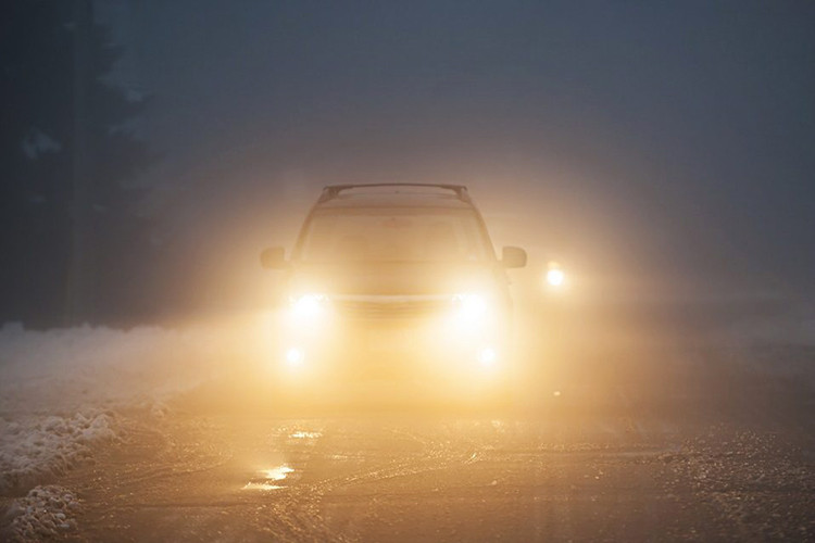 Mùa đông thường kèm theo sương mù khiến tầm nhìn khi lái xe bị hạn chế, do đó hệ thống đèn pha, đèn chiếu sang hay đèn sương mù cần được kiểm tra để không bị gặp trục trặc khi di chuyển. Bộ phận nên kiểm tra nằm ở giắc cắm giống như đầu cực của ắc-quy dễ bị gỉ nên cần được làm sạch để hệ thống điện tiếp xúc tốt, ổn định chiếu sáng.