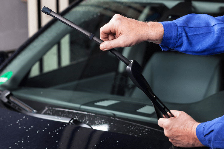 Ngoài ra, cần gạt mưa ôtô cũng cần phải được thay thế đúng thời gian theo khuyến cáo của nhà sản xuất là 6 tháng 1 lần, nếu xe để ngoài trời hoặc di chuyển nhiều, thời gian trên sẽ được rút ngắn lại và cần thay sớm.