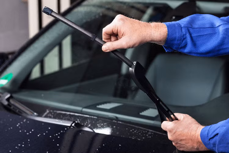 Ngoài ra, cần gạt mưa ôtô cũng cần phải được thay thế đúng thời gian theo khuyến cáo của nhà sản xuất là 6 tháng 1 lần, nếu xe để ngoài trời hoặc di chuyển nhiều, thời gian trên sẽ được rút ngắn lại và cần thay sớm.