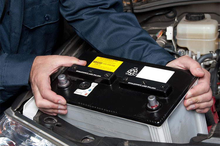 Các cực tiếp điện của ắc-quy là nơi bị ảnh hưởng nhiều nhất dẫn đến hiện tượng hoen gỉ khiến cho xe không nhận được lượng điện cung cấp đều dẫn đến việc khó khởi động xe, hệ thống còi, đèn cũng bị ảnh hưởng. Để tránh hiện tượng trên, bạn cần làm sạch các cực tiếp điện ở bình ắc-quy.