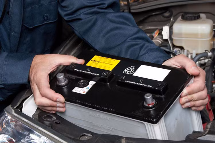 Các cực tiếp điện của ắc-quy là nơi bị ảnh hưởng nhiều nhất dẫn đến hiện tượng hoen gỉ khiến cho xe không nhận được lượng điện cung cấp đều dẫn đến việc khó khởi động xe, hệ thống còi, đèn cũng bị ảnh hưởng. Để tránh hiện tượng trên, bạn cần làm sạch các cực tiếp điện ở bình ắc-quy.