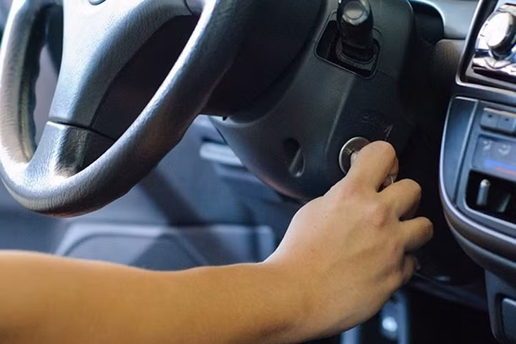 Với động cơ phun xăng điện tử thường ít khi gặp nhiện tượng trên vì đã được thiết kế đặc biệt. Ngoài ra, nhiệt độ thấp khiến dầu bôi trơn đậm đặc hơn khi để xe qua đêm vì động cơ không làm việc. Do đó, chủ nhân có thể dùng dầu nhớt tổng hợp loãng vào mùa đông để động cơ dễ được bôi trơn hơn, việc khởi động sẽ dễ dàng.